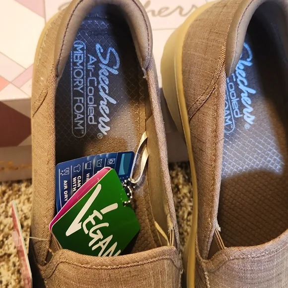 Skechers Women's Tan Slip-On Shoes NWT / NIB - Picture 5 of 8